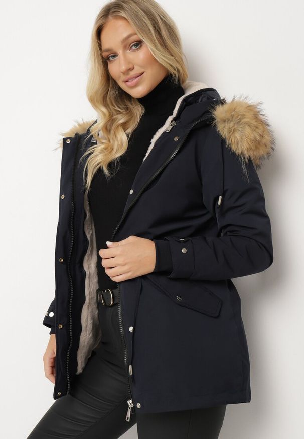Born2be - Granatowa Zimowa Kurtka Parka z Odpinanym Futerkowym Zdobieniem i Kapturem Sialinnea. Okazja: na co dzień, na spacer. Kolor: niebieski. Materiał: jeans, futro, dzianina. Wzór: aplikacja. Sezon: zima. Styl: klasyczny, casual, elegancki