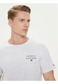TOMMY HILFIGER - Tommy Hilfiger T-Shirt Logo UM0UM02916 Szary Regular Fit. Kolor: szary. Materiał: bawełna #5