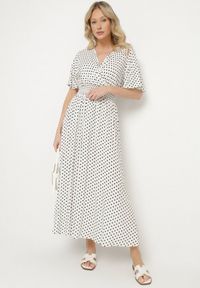 Born2be - Biała Kopertowa Sukienka z Bawełną w Kropki Ldivila. Okazja: na co dzień. Typ kołnierza: dekolt w kształcie V. Kolor: biały. Wzór: kropki. Typ sukienki: kopertowe. Materiał: bawełna. Długość rękawa: krótki rękaw. Sezon: wiosna, lato. Styl: casual #3