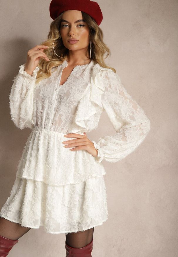 Renee - Jasnobeżowa Sukienka o Rozkloszowanym Kroju z Gumką w Talii i Falbanami Zinetha. Okazja: na co dzień. Kolor: beżowy. Typ sukienki: proste. Styl: elegancki, casual