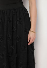 Born2be - Czarna Rozkloszowana Spódnica ze Strukturalnej Tkaniny z Gumką w Talii Folenne. Okazja: na co dzień. Kolor: czarny. Materiał: tkanina. Styl: elegancki, casual