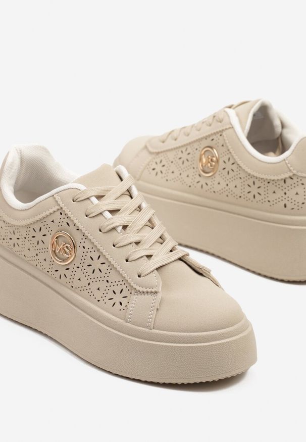 Born2be - Beżowe Sneakersy na Platformie Zdobione Ażurową Perforacją i Aplikacją Camioria. Okazja: na co dzień. Kolor: beżowy. Materiał: jeans. Wzór: aplikacja, ażurowy. Obcas: na platformie
