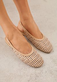 Renee - Ciemnobeżowe Plecione Baleriny Typu Slingback Ellariell. Okazja: na co dzień. Kolor: brązowy. Materiał: jeans, koronka. Wzór: ze splotem, koronka. Styl: casual #1