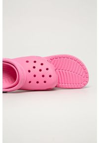Crocs - Klapki. Nosek buta: okrągły. Kolor: różowy. Materiał: guma