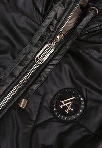 Renee - Czarna Długa Kamizelka Pikowana z Nieodpinanym Kapturem Ozdobiona Naszywką Kasseda. Okazja: na co dzień. Kolor: czarny. Materiał: poliester, jeans. Długość: długie. Wzór: aplikacja. Styl: casual #8