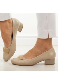 Beżowe czółenka damskie na obcasie Jezzi asa200-15. Kolor: beżowy. Materiał: skóra. Szerokość cholewki: normalna. Wzór: aplikacja. Sezon: wiosna, jesień, lato. Obcas: na obcasie. Styl: elegancki, klasyczny, wizytowy. Wysokość obcasa: niski #1