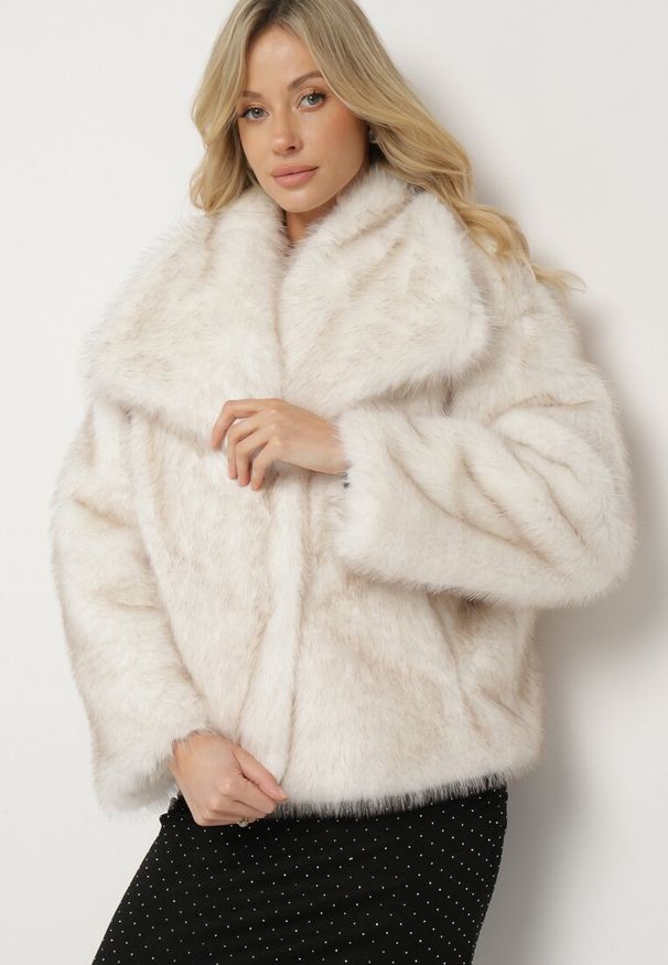 Born2be - Jasnobeżowa Futrzana Kurtka z Szerokim Kołnierzem Merionnie. Kolor: beżowy. Materiał: futro. Styl: elegancki