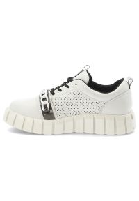 Sneakersy damskie Artiker cholewka ze skóry naturalnej licowej z perforowanym panelem bocznym i sznurowaniem uzupełnionym dekoracyjnym łańcuchem, bia. Kolor: biały. Materiał: skóra. Szerokość cholewki: normalna #10