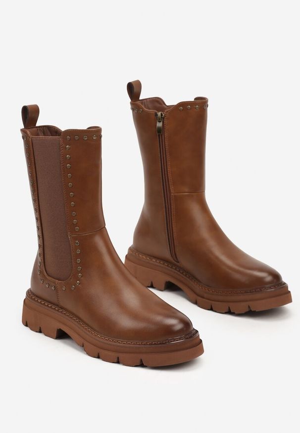 Renee - Brązowe Botki Sztyblety z Ćwiekami Wokół Elastycznej Wstawki Nirian. Kolor: brązowy. Materiał: jeans. Wzór: kropki, aplikacja. Styl: elegancki