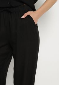 Born2be - Czarne Szerokie Spodnie z Lnem z Gumką w Talii i Kieszeniami Filisela. Okazja: na co dzień, do pracy. Kolor: czarny. Materiał: len. Styl: elegancki, casual #7