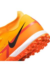 Buty piłkarskie Nike Phantom GT2 Academy Df Tf M DC0802 808 pomarańczowe pomarańcze i czerwienie. Zapięcie: sznurówki. Kolor: pomarańczowy. Materiał: syntetyk. Szerokość cholewki: normalna. Sport: piłka nożna #9