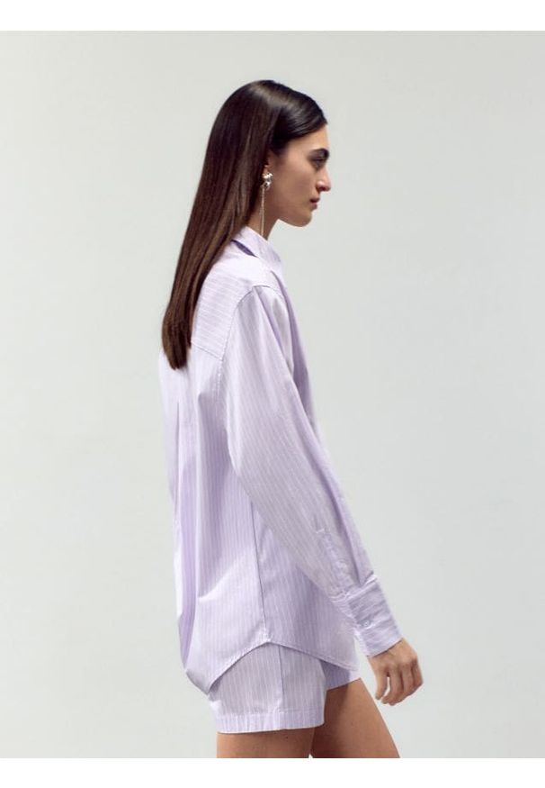 Reserved - Koszula oversize w paski - lawendowy. Kolor: fioletowy. Materiał: tkanina, poliamid, bawełna. Wzór: paski