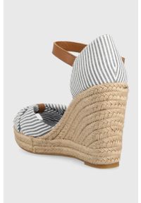 TOMMY HILFIGER - Tommy Hilfiger sandały BASIC SEERSUCKER HIGH WEDGE damskie kolor niebieski na koturnie FW0FW07160. Zapięcie: klamry. Kolor: niebieski. Materiał: guma. Obcas: na koturnie #5