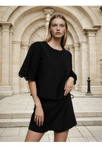 Sinsay - Koszulowa bluzka z ażurowym wykończeniem rękawa - czarny. Kolor: czarny. Wzór: ażurowy