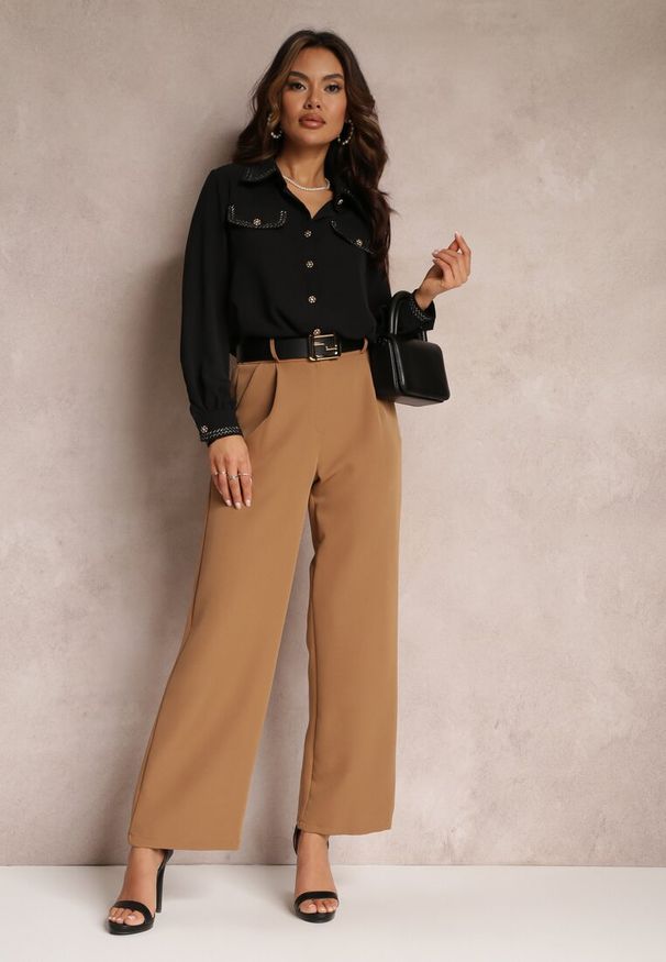 Renee - Czarna Koszula Zdobiona Biżuteryjnymi Guzikami i Tasiemkami Tosur. Kolor: czarny. Wzór: aplikacja. Styl: elegancki, retro