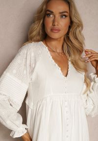 Renee - Biała Haftowana Sukienka w Stylu Boho z Bawełny Zdobiona Guzikami Elali. Okazja: na co dzień. Typ kołnierza: dekolt w kształcie V. Kolor: biały. Materiał: bawełna. Wzór: aplikacja, haft. Typ sukienki: proste, trapezowe. Styl: boho