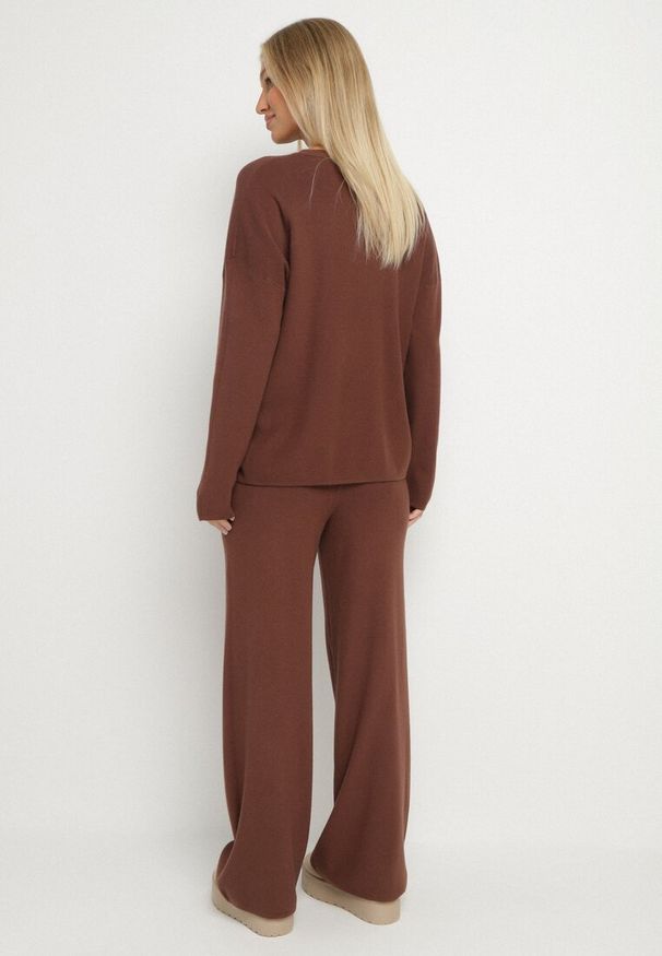 Born2be - Brązowy Dzianinowy Komplet z Wiskozą Szerokie Spodnie i Sweter z Aplikacjami Miozara. Kolor: brązowy. Materiał: wiskoza, dzianina. Wzór: aplikacja