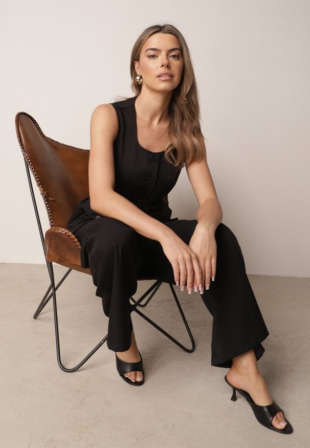 Born2be - Czarny Komplet Garniturowy z Bawełną Spodnie i Kamizelka z Paskiem z Klamrą Danacine. Kolor: czarny. Materiał: bawełna