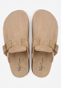 Renee - Ciemnobeżowe Klapki Chodaki Ozdobione Paskiem z Klamrą Ploraria. Okazja: na co dzień. Kolor: beżowy. Materiał: jeans. Wzór: aplikacja. Styl: retro, casual #6