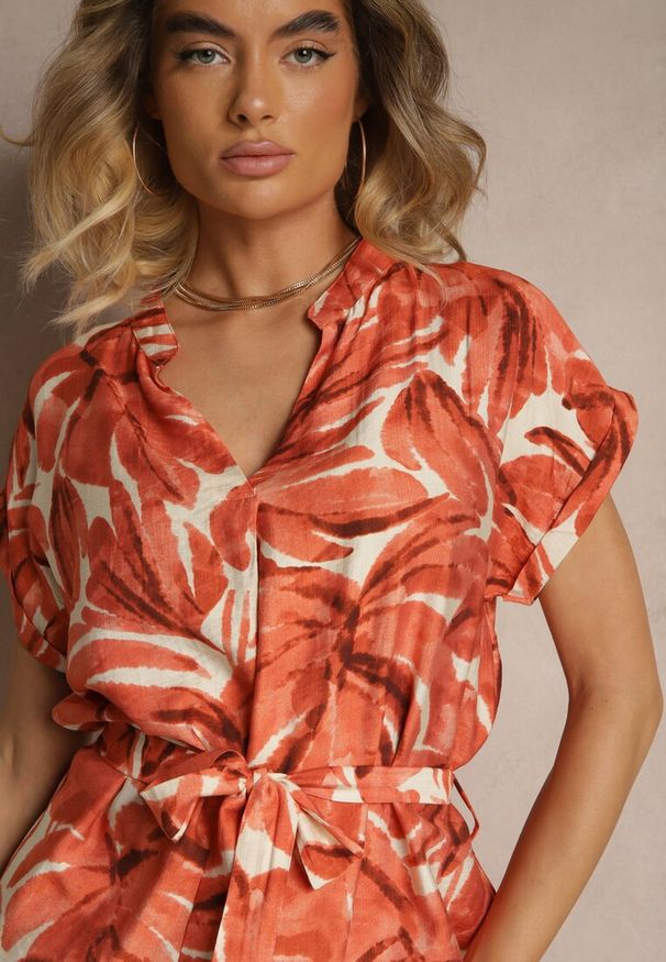 Renee - Pomarańczowa Sukienka o Pudełkowym Kroju z Materiałowym Paskiem o Roślinnym Wzorze Sevia. Kolor: pomarańczowy. Materiał: materiał. Sezon: lato