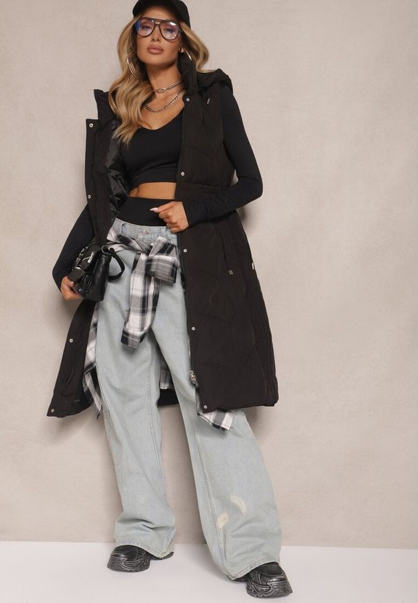 Renee - Czarna Pikowana Kamizelka ze Ściągaczem w Talii i Kapturem z Możliwością Odpięcia Aminstina. Okazja: na spacer. Kolor: czarny. Materiał: jeans. Styl: elegancki