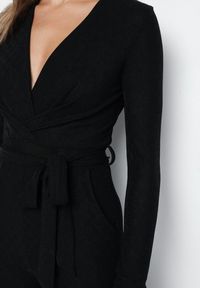 Born2be - Czarny Kombinezon z Wiskozą Kopertowym Dekoltem i Materiałowym Paskiem Miathalise. Okazja: na spotkanie biznesowe. Kolor: czarny. Materiał: wiskoza, materiał. Długość: długie. Styl: biznesowy #6