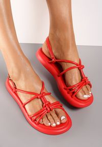 Renee - Czerwone Sandały Dorasia. Nosek buta: okrągły. Zapięcie: pasek. Kolor: czerwony. Wzór: jednolity, paski
