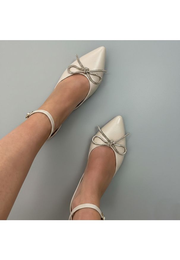 Beżowe s128 skórzane Polskie szpilki damskie Prestige 2252. Okazja: na ślub cywilny, na wesele. Zapięcie: sprzączka. Kolor: beżowy. Materiał: skóra. Wzór: aplikacja. Sezon: wiosna, lato. Obcas: na szpilce. Styl: elegancki, klasyczny, wizytowy