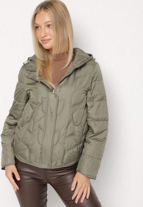 Born2be - Jasnozielona Przejściowa Kurtka z Oryginalnym Pikowaniem i Kapturem Aruvitte. Okazja: na spacer, na co dzień. Kolor: zielony. Materiał: jeans, poliester. Styl: casual