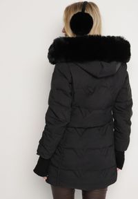 Born2be - Czarna Pikowana Kurtka z Futrzaną Podszewką i Odpinanym Kapturem z Futerkiem Salira. Okazja: na co dzień. Kolor: czarny. Materiał: futro. Styl: klasyczny, casual, elegancki #5