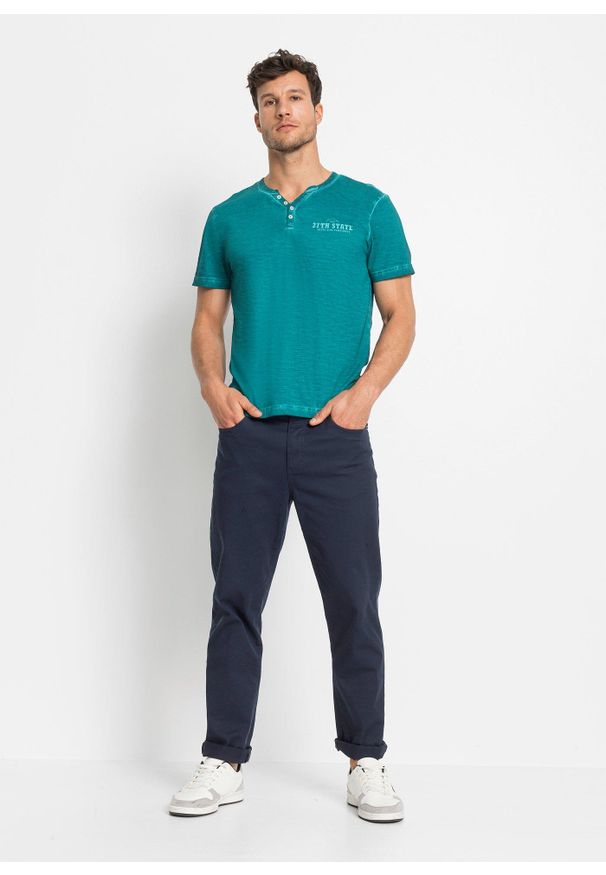 bonprix - T-shirt z dekoltem henley z krótkim rękawem, z efektem sprania, z czystej bawełny organicznej. Typ kołnierza: typu henley. Kolor: niebieski. Materiał: bawełna. Długość rękawa: krótki rękaw. Długość: krótkie. Wzór: nadruk