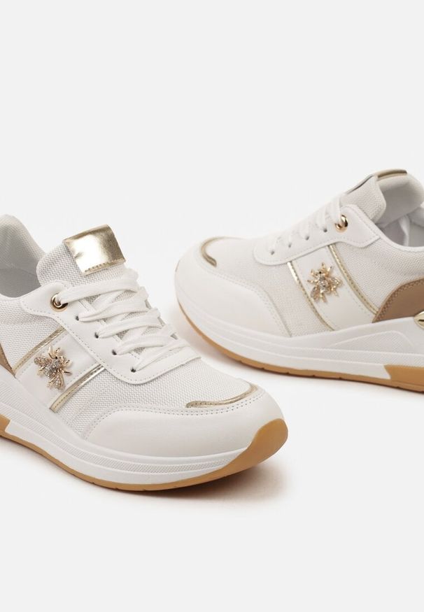 Born2be - Biało-Złote Sneakersy za Kostkę z Ekoskóry na Koturnie ze Sznurowaniami i Metalową Ozdobą Galeira. Okazja: na co dzień. Nosek buta: okrągły. Zapięcie: sznurówki. Kolor: biały. Wzór: aplikacja. Wysokość cholewki: za kostkę. Materiał: jeans, materiał, skóra. Sezon: lato. Obcas: na koturnie. Wysokość obcasa: średni