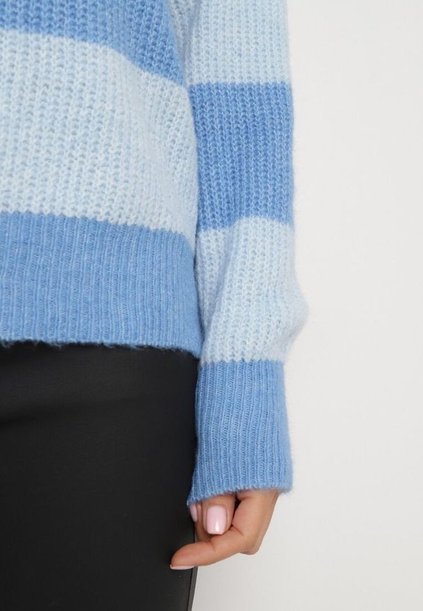 Born2be - Niebieski Sweter w Pasy z Wełną Zakończony Ściągaczem Tiaelle. Okazja: na co dzień, na spotkanie biznesowe. Kolor: niebieski. Materiał: wełna. Styl: biznesowy, klasyczny, casual