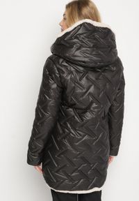 Born2be - Czarno-Beżowa Pikowana Kurtka z Kapturem i Futrzaną Wyściółką Navea. Okazja: na co dzień, do pracy, na spotkanie biznesowe. Typ kołnierza: kaptur. Kolekcja: plus size. Kolor: czarny. Materiał: futro. Wzór: ze splotem. Styl: biznesowy, casual #3