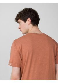 outhorn - T-shirt z nadrukiem męski - pomarańczowy. Okazja: na co dzień. Kolor: pomarańczowy. Materiał: bawełna, dzianina. Długość rękawa: krótki rękaw. Wzór: nadruk. Styl: casual