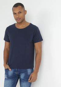 Born2be - Granatowa Koszulka z Krótkim Rękawem i Okrągłym Dekoltem Waylynn. Kolor: niebieski. Materiał: jeans, tkanina. Długość rękawa: krótki rękaw. Długość: krótkie. Wzór: gładki