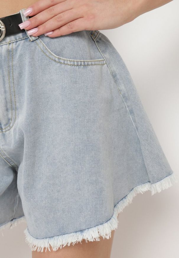 Born2be - Jasnoniebieskie Jeansowe Szorty o Luźnym Fasonie z Dodatkowym Paskiem Cilike. Okazja: na co dzień. Kolor: niebieski. Materiał: jeans. Sezon: lato. Styl: casual