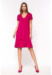 Nife - Trapezowa sukienka z falbanką - Fuksja. Kolor: różowy. Materiał: wiskoza. Typ sukienki: trapezowe