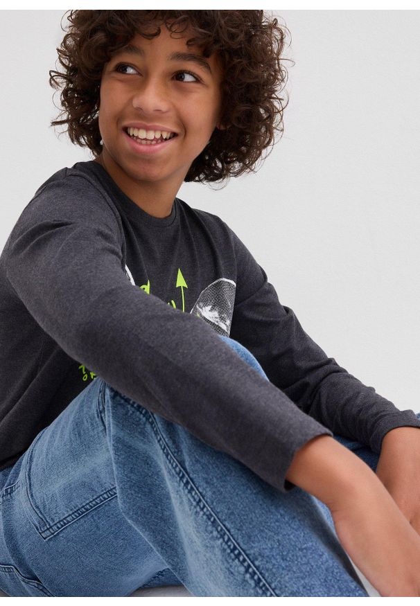 bonprix - Dżinsy bojówki o kroju loose fit z materiału z domieszką stretchu, z elastyczną gumką w pasie. Kolor: niebieski