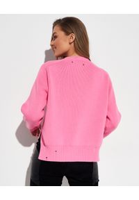 GOLDEN GOOSE - Różowy sweter z drukowanym napisem. Kolor: różowy, wielokolorowy, fioletowy. Materiał: bawełna, prążkowany. Długość rękawa: długi rękaw. Długość: długie. Wzór: napisy #5
