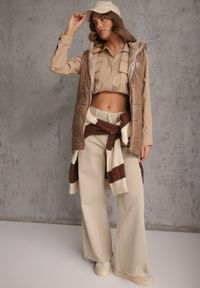 Renee - Szampańska Długa Kamizelka Pikowana z Nieodpinanym Kapturem Ozdobiona Naszywką Kasseda. Okazja: na co dzień. Kolor: złoty. Materiał: poliester, jeans. Długość: długie. Wzór: aplikacja. Styl: casual #8