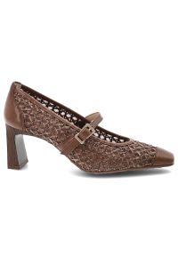 Czółenka damskie Hispanitas, z łączonych materiałów z ażurową cholewką o plecionym wykończeniu i paskiem, brązowe, RHV264609 Soho-V26. Okazja: do pracy. Zapięcie: pasek. Kolor: brązowy. Materiał: materiał. Szerokość cholewki: normalna. Wzór: ażurowy. Obcas: na obcasie. Wysokość obcasa: średni #5