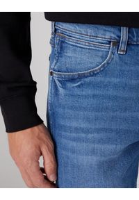 Wrangler - Spodnie jeansowe męskie WRANGLER FRONTIER NEW FAVORITE. Okazja: na co dzień, na spacer, do pracy. Kolor: niebieski. Materiał: jeans. Styl: casual #4