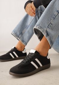 Born2be - Czarno-Białe Sneakersy z Imitacji Zamszu na Płaskiej Podeszwie Memeriana. Kolor: czarny. Materiał: zamsz. Szerokość cholewki: normalna. Obcas: na płaskiej podeszwie #3