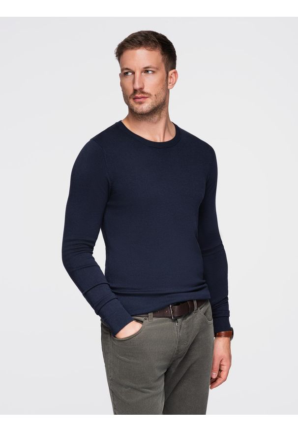 Ombre Clothing - Klasyczny męski sweter z wiskozą BASIC z okrągłym dekoltem – granatowy V9 - Rozmiar: M. Okazja: na co dzień, na spotkanie biznesowe, do pracy. Kolor: niebieski. Materiał: wiskoza. Wzór: gładki. Styl: klasyczny