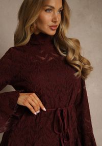 Renee - Bordowa Sukienka ze Stójką z Koronki Zdobiona Wiązaniem w Talii i Falbanami Elarassa. Typ kołnierza: kołnierzyk stójkowy. Kolor: czerwony. Materiał: koronka. Długość rękawa: na ramiączkach. Wzór: koronka, aplikacja. Styl: rockowy #5