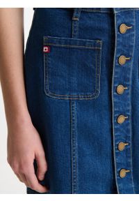 Big-Star - Spódnica damska jeansowa zapinana na guziki niebieska Almra 538. Okazja: na co dzień. Kolor: niebieski. Materiał: jeans. Sezon: lato. Styl: casual, klasyczny, elegancki