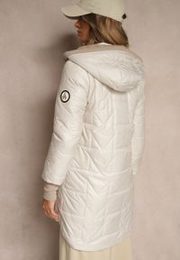 Renee - Jasnoszara Kurtka z Pikowanymi Przeszyciami Kapturem i Dłuższym Tyłem Tuleina. Okazja: na co dzień. Kolor: szary. Materiał: jeans. Długość: długie. Styl: casual #3