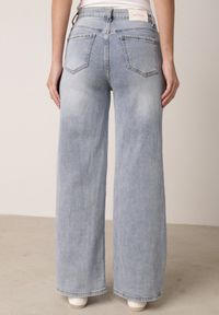 Born2be - Niebieskie Jeansy Szerokie z Wysokim Stanem Ozdobione Przeszyciami Aikaea. Okazja: na co dzień. Stan: podwyższony. Kolor: niebieski. Wzór: aplikacja. Styl: casual, elegancki #5