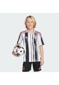 Adidas - Koszulka Juventus 25/26 Home Kids. Kolor: czarny, biały, wielokolorowy. Sport: piłka nożna